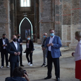 Bürgermeister Michael Galander präsentiert den Umbau der Nikolaikirche Anklam zum IKAERUM - Lilienthal Flight Museum.