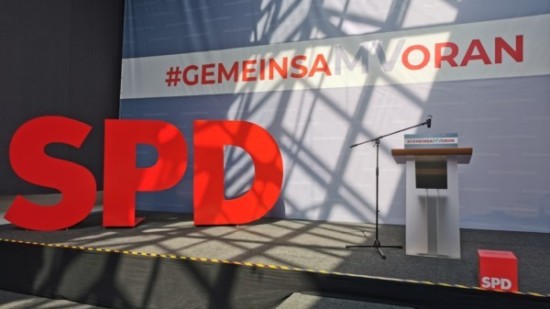 Zu sehen sind die Buchstaben "SPD" vor einer grauen Wand mit dem Claim #GEMEINSAMVORAN