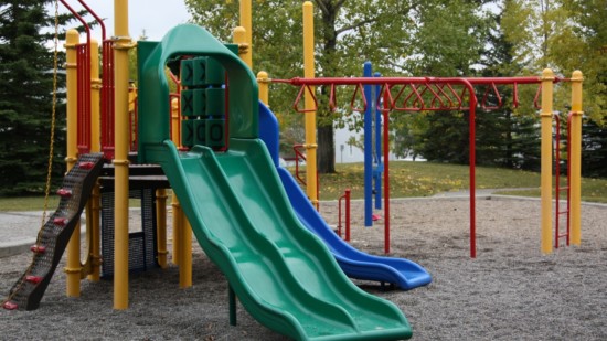 Zu sehen ist ein leerer Kinderspielplatz mit Rutschen und Klettermöglichkeiten