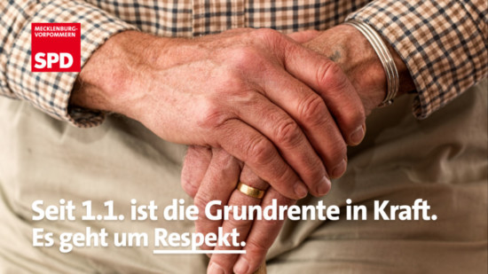 Zu sehen sind gefaltete Hände einer älteren Person. Darüber steht in weißem Text: Seit 1.1. ist die Grundrente in Kraft. Es geht um Respekt.