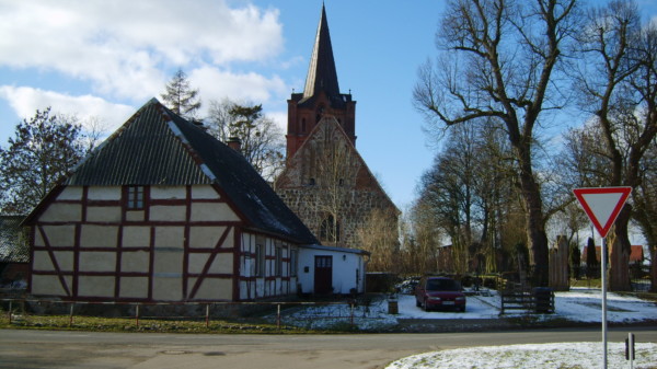 Dorfplatz Ranzin mit Büttnerei, Kirche und Kirchhof